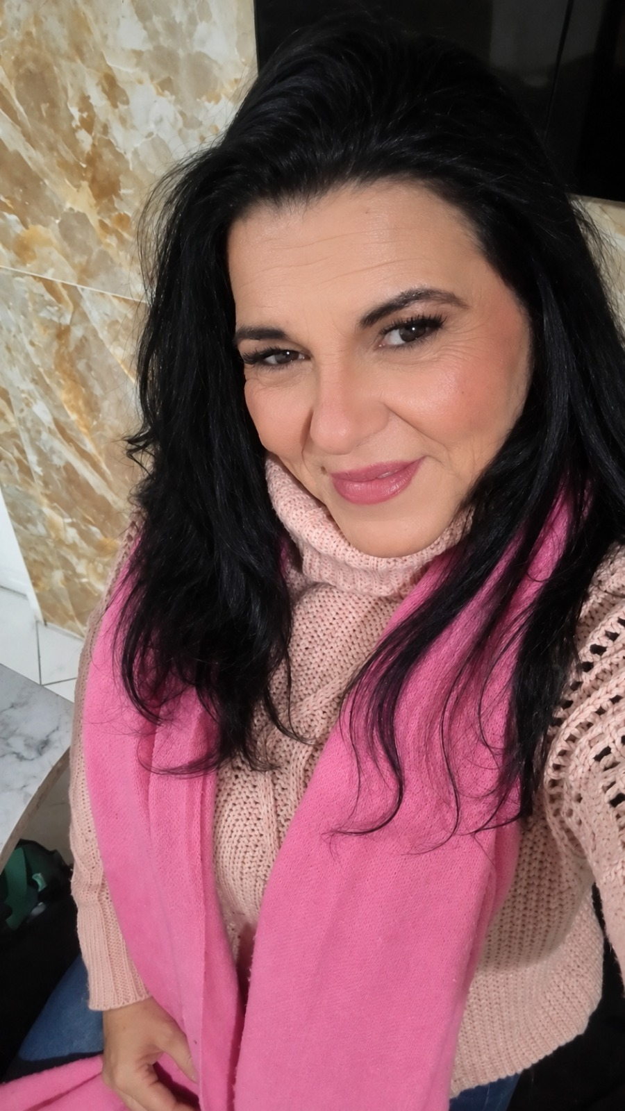 Retrato de Monique com blusa clara e cachecol rosa